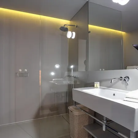 8 Building Serviced By The River Apartament *