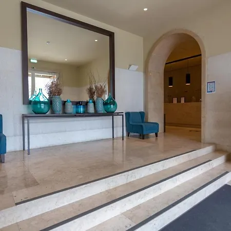 8 Building Serviced By The River Apartament *