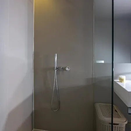 8 Building Serviced By The River * Lizbona