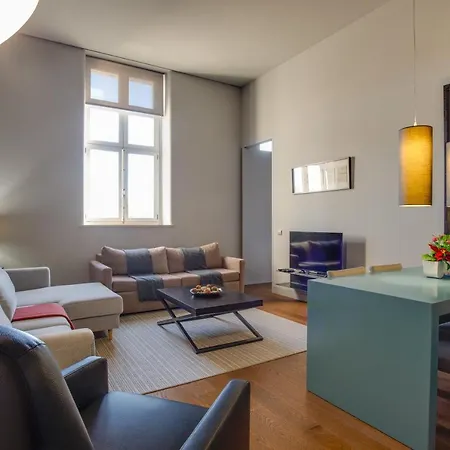 8 Building Serviced By The River Apartament *