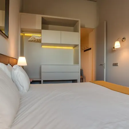 8 Building Serviced By The River 아파트 *