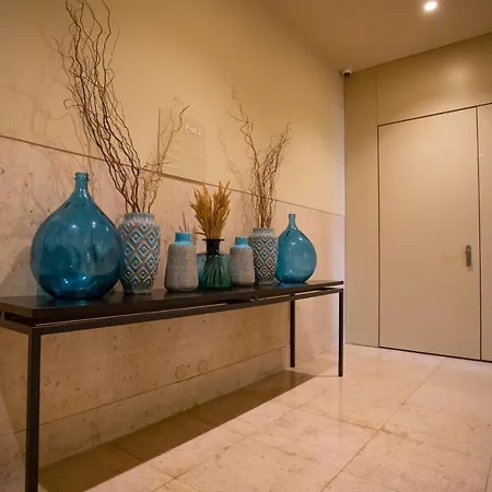 8 Building Serviced By The River 리스본