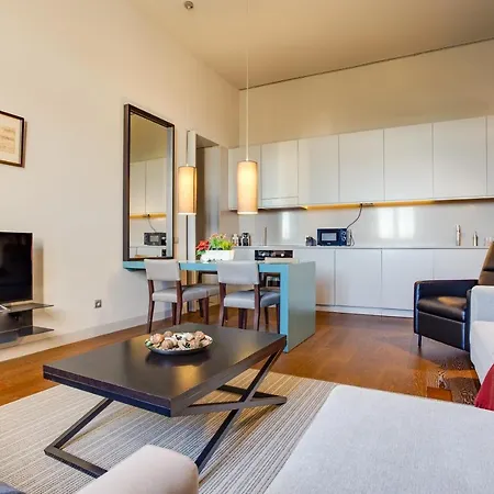 8 Building Serviced By The River Apartman *