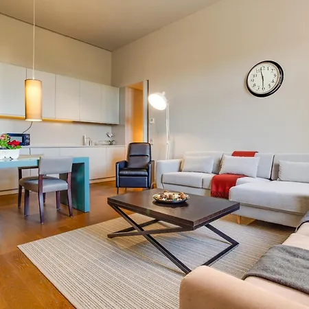 Apartman 8 Building Serviced By The River