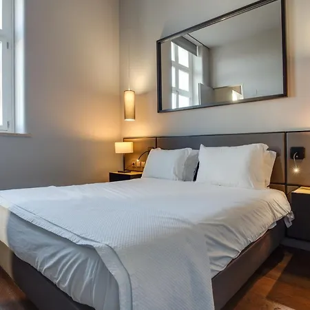 8 Building Serviced By The River Apartman *