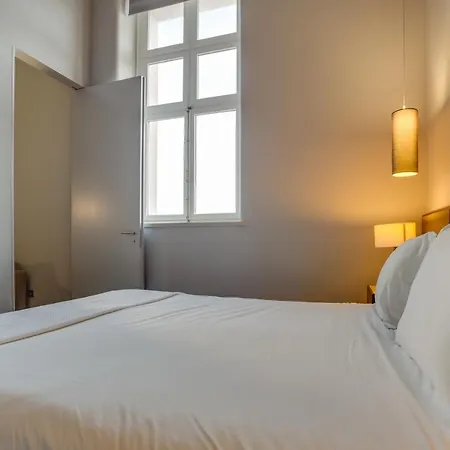 8 Building Serviced By The River Apartman