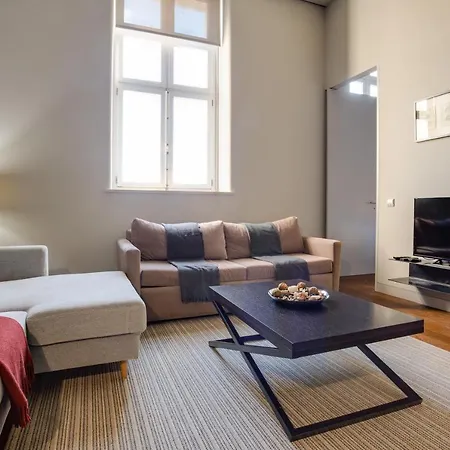 8 Building Serviced By The River Apartman *